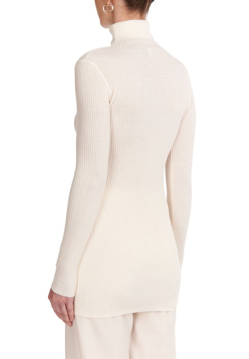 Товар белого цвета с внутренней стороны