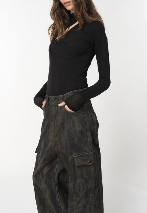 Товар черного цвета с внутренней стороны