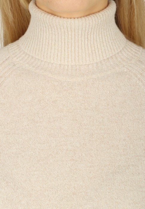 Товар бежевого цвета с внутренней стороны