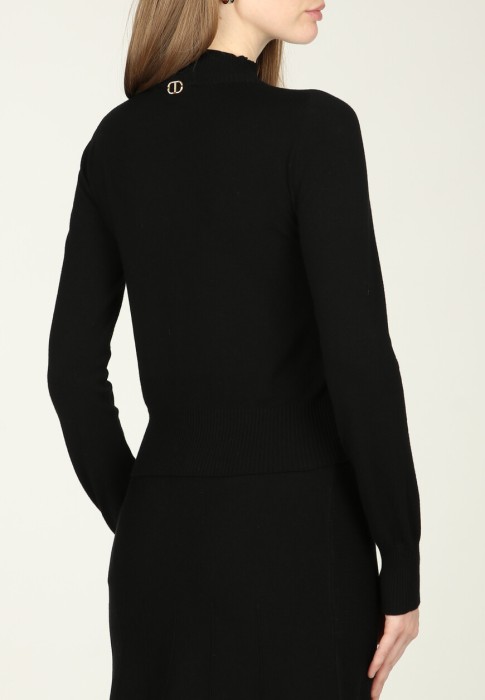 Товар черного цвета с внутренней стороны