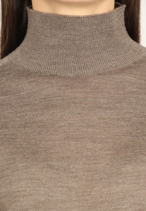 Товар коричневого цвета с внутренней стороны