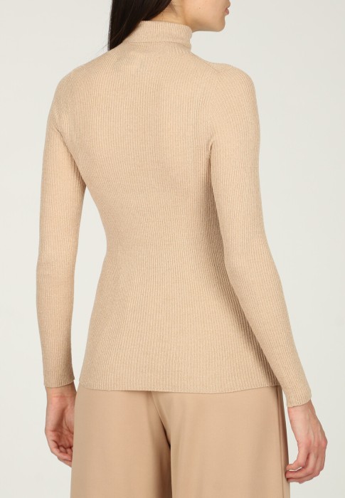 Товар бежевого цвета с внутренней стороны