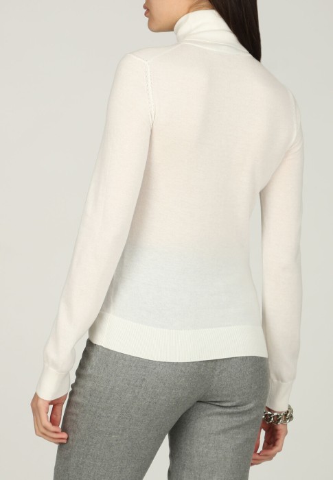 Товар белого цвета с внутренней стороны