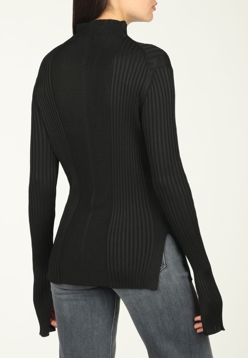 Товар черного цвета с внутренней стороны