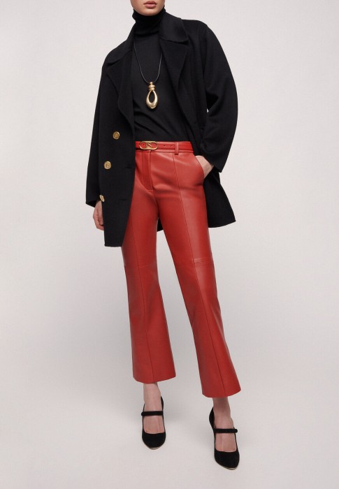 Товар черного цвета с внутренней стороны