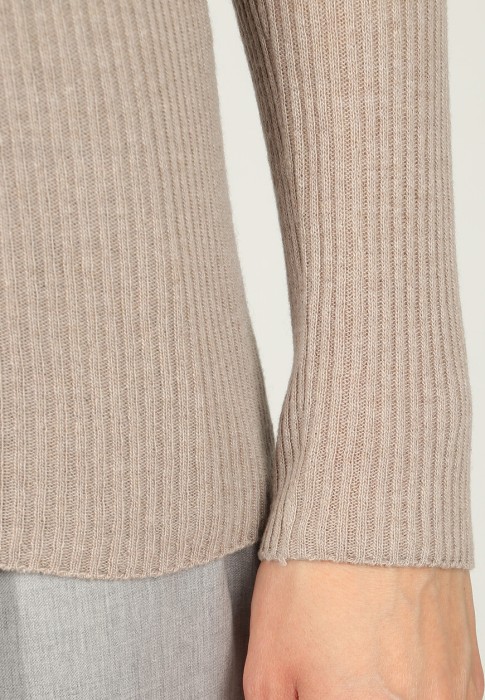 Товар бежевого цвета с внутренней стороны