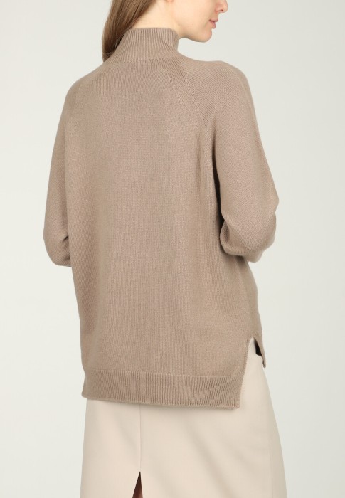 Товар бежевого цвета с внутренней стороны