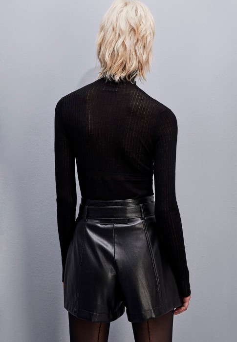 Товар черного цвета с внутренней стороны