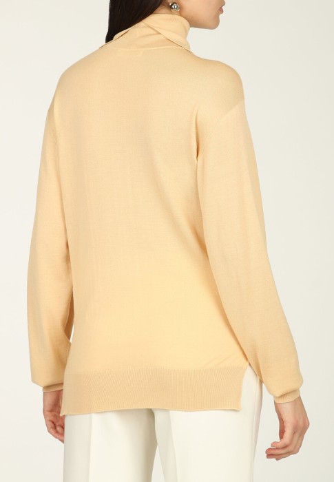 Товар бежевого цвета с внутренней стороны