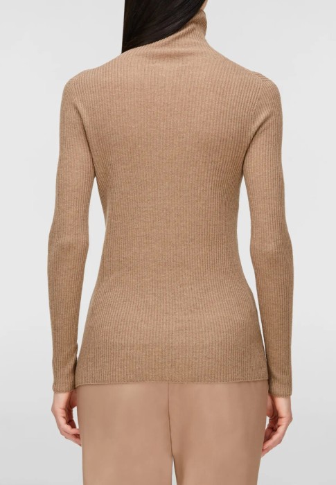 Товар коричневого цвета с внутренней стороны