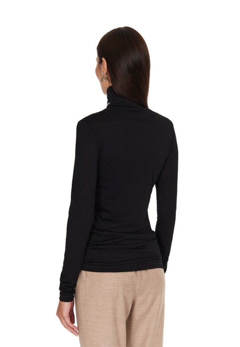 Товар черного цвета с внутренней стороны