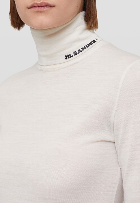 Товар белого цвета с внутренней стороны