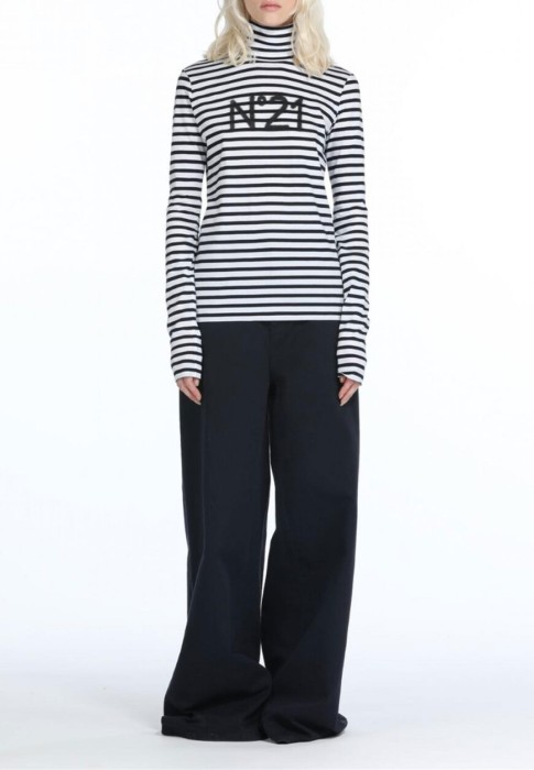 водолазка  от бренда n21 вид слева