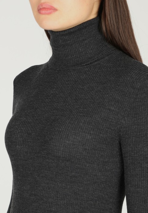 Товар серого цвета с внутренней стороны