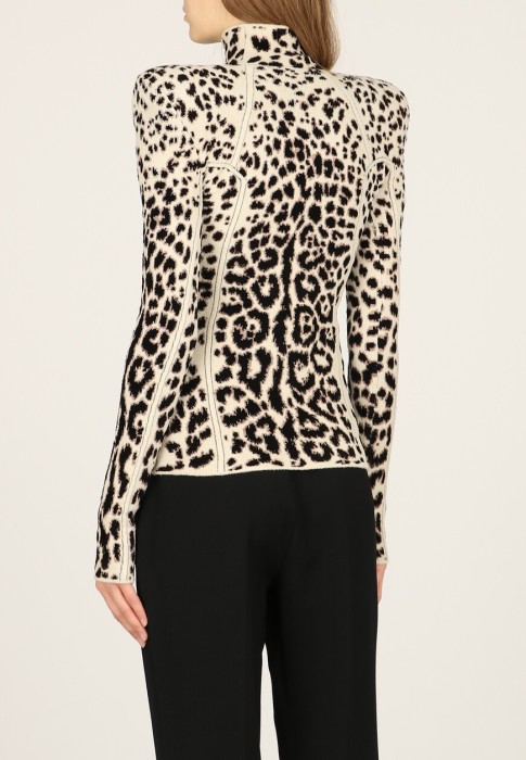 Товар бежевого цвета с внутренней стороны