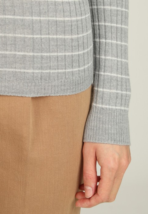 Товар серого цвета с внутренней стороны