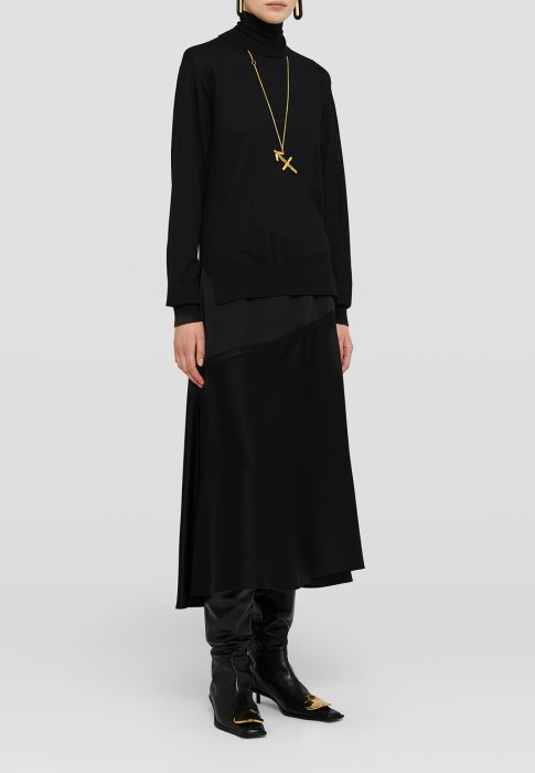 Товар черного цвета с внутренней стороны