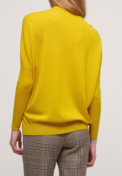 Товар желтого цвета с внутренней стороны