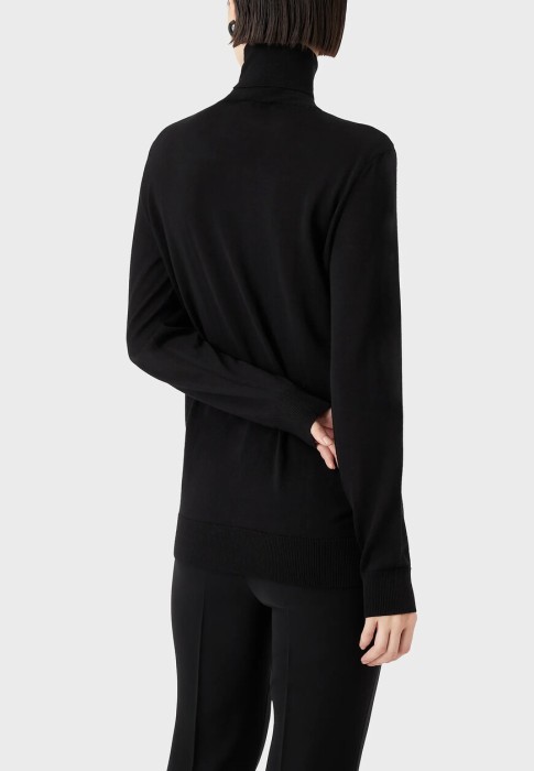 Товар черного цвета с внутренней стороны