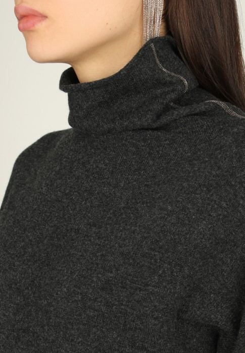 Товар черного цвета с внутренней стороны