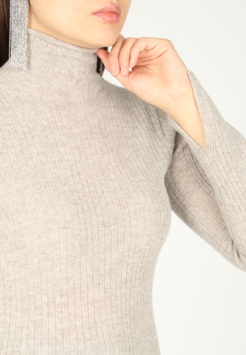 Товар бежевого цвета с внутренней стороны