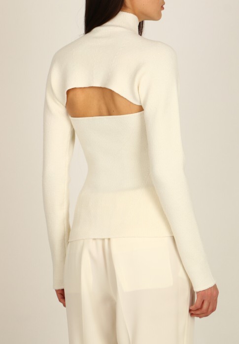 Товар белого цвета с внутренней стороны