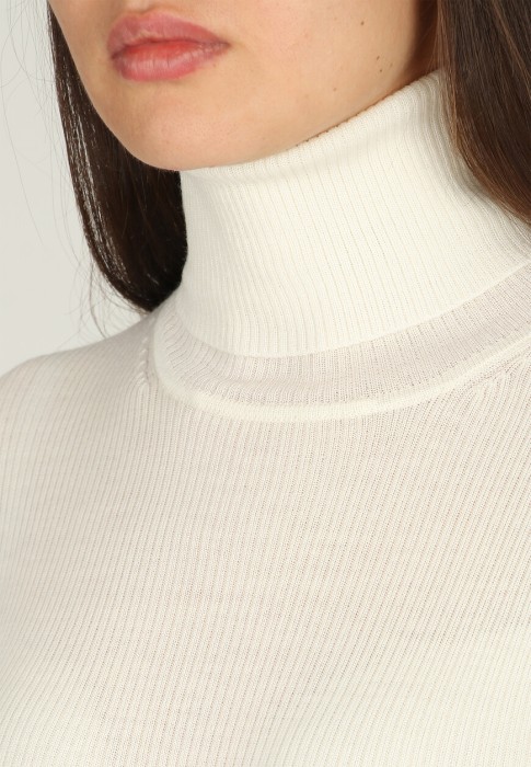 Товар белого цвета с внутренней стороны