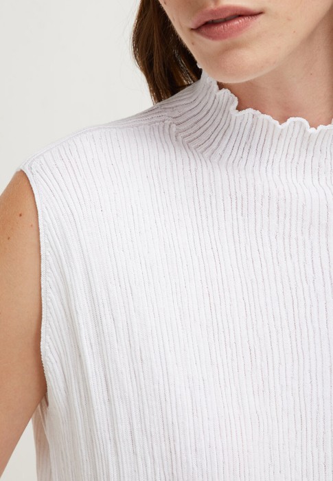 Товар белого цвета с внутренней стороны