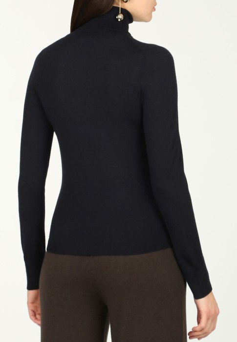 Товар синего цвета с внутренней стороны