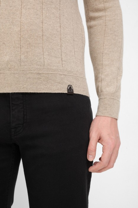 Товар бежевого цвета с внутренней стороны