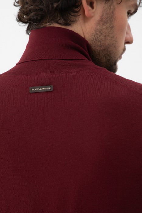 Товар бордового цвета с внутренней стороны