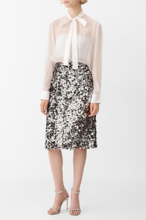 Товар серебряного цвета с внутренней стороны