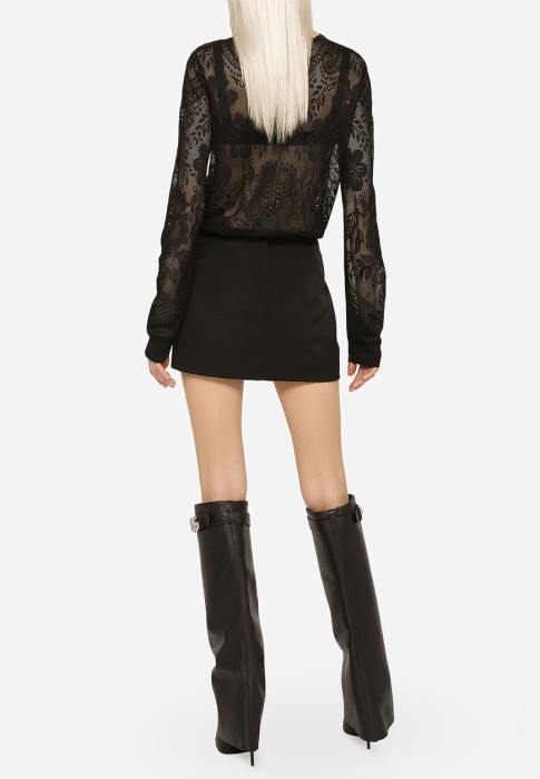 Товар черного цвета с внутренней стороны