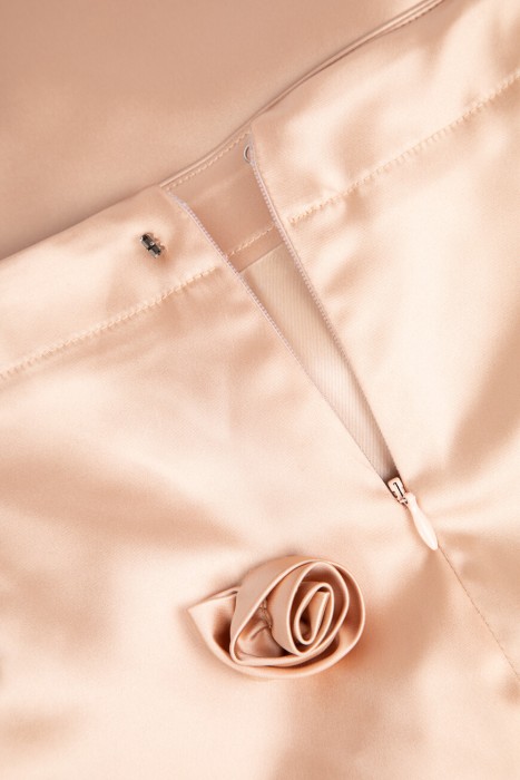 Товар розового цвета с внутренней стороны