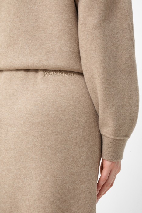 Товар коричневого цвета с внутренней стороны