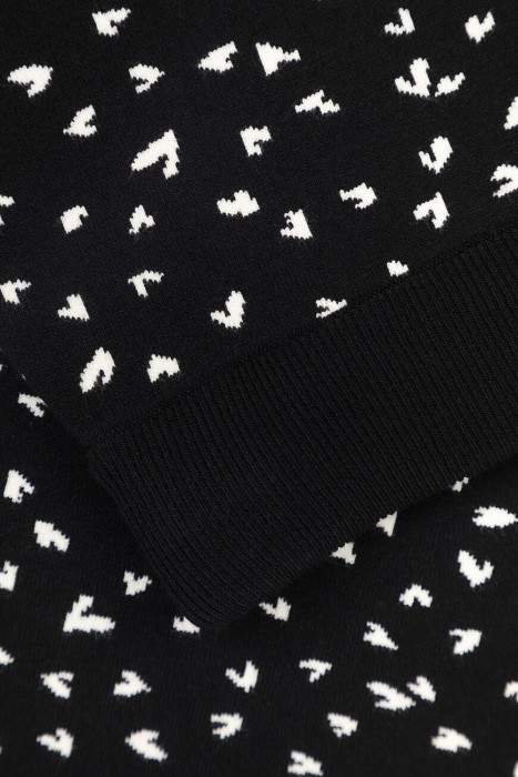 Товар черного цвета с внутренней стороны