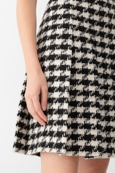 Товар черного цвета с внутренней стороны