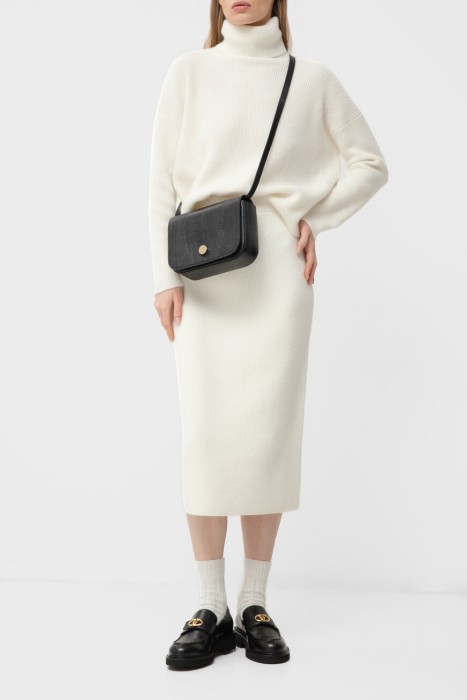 Товар белого цвета с внутренней стороны