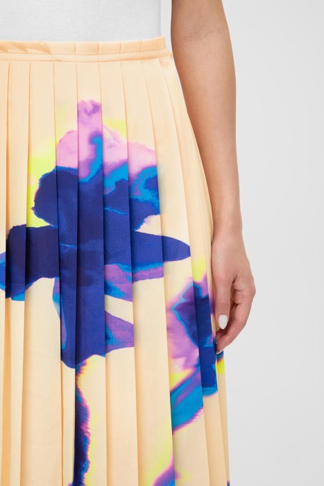 Товар бежевого цвета с внутренней стороны