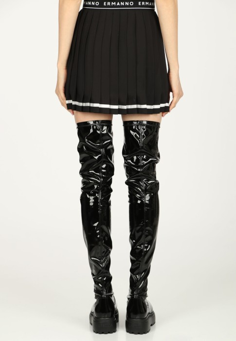 Товар черного цвета с внутренней стороны