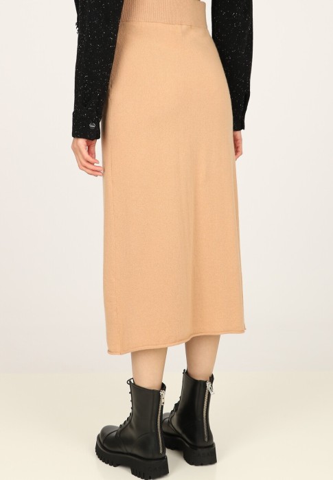 Товар бежевого цвета с внутренней стороны