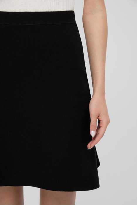 Товар черного цвета с внутренней стороны