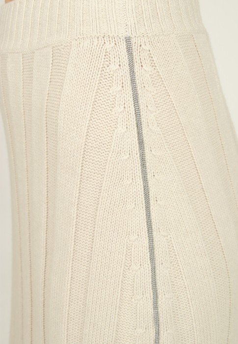 Товар бежевого цвета с внутренней стороны