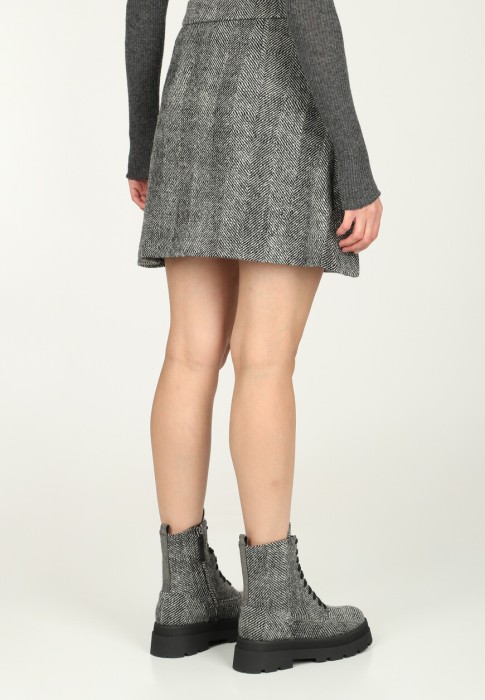 Товар серого цвета с внутренней стороны