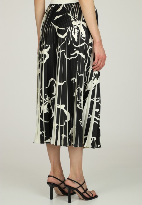 Товар черного цвета с внутренней стороны