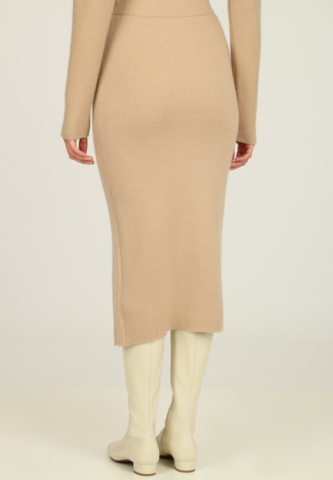 Товар коричневого цвета с внутренней стороны