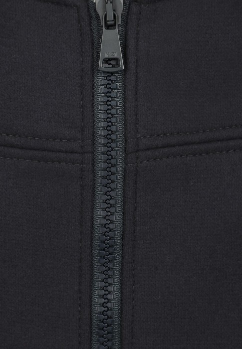 Товар черного цвета с внутренней стороны