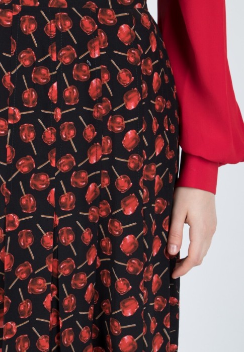 Товар черного цвета с внутренней стороны