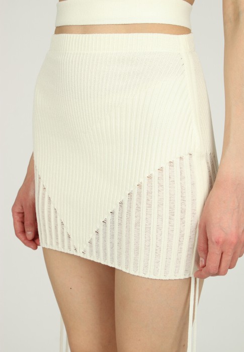 Товар белого цвета с внутренней стороны