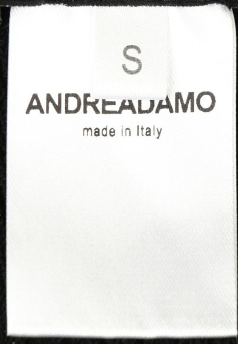 Товар черного цвета с внутренней стороны